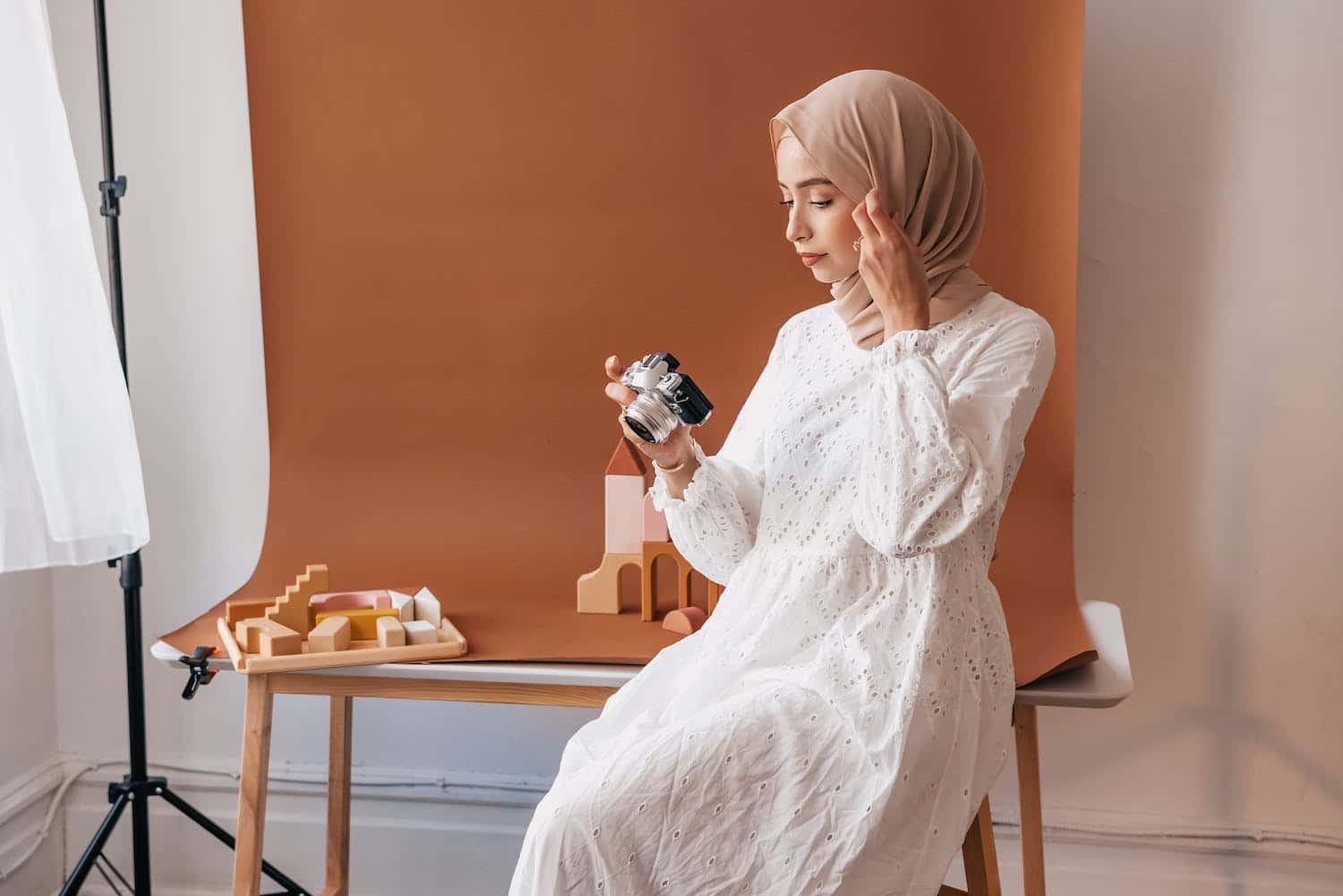 A person experimenting to learn how to become a UGC Creator.