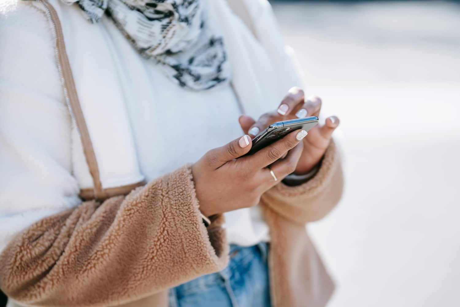 A woman subscribing to a newsletter on his smartphone.